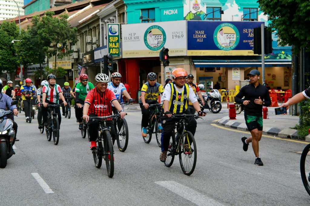 Kayuhan santai sempena “Car Free Day” sekitar bandaraya Kuala Lumpur.